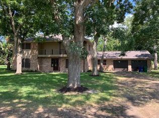 1055 S Anderson St, Angleton, TX 77515