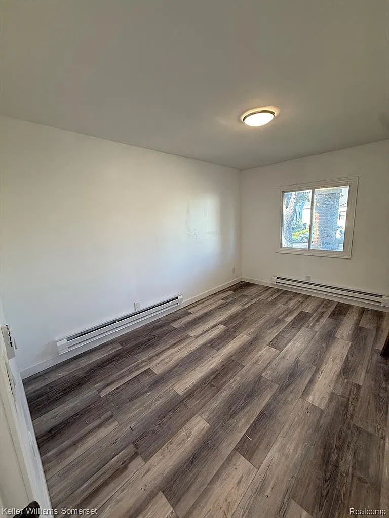 3 bed, 1.0 bath, 1040 sqft, $1,200 — Photo 4