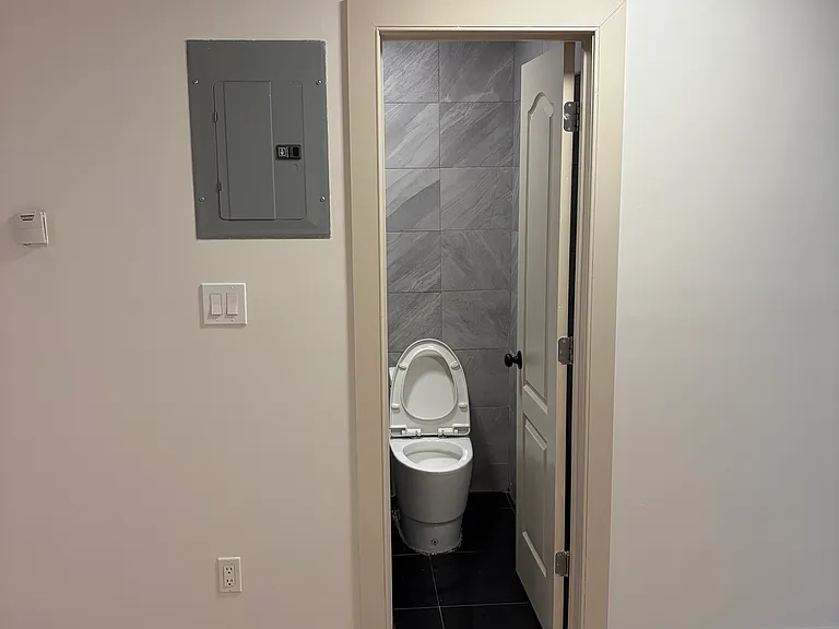 322 Hart St #3 — Photo 6