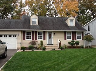 16 Dogwood Ln, Colonia, NJ 07067