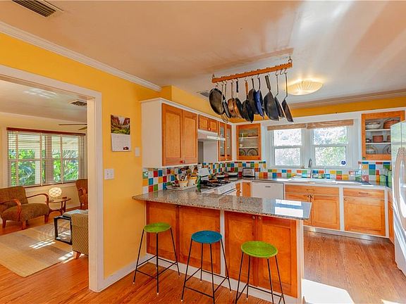 4th image of 931 Virginia Dr