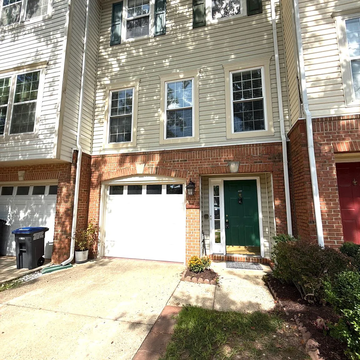 Glen Oaks Condo — Photo 1
