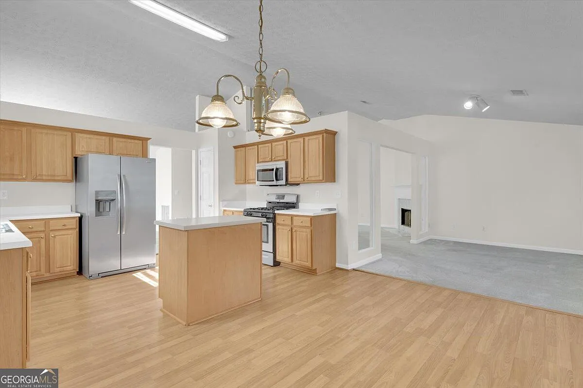 3 bed, 2.0 bath, 2094 sqft, $2,095 — Photo 2