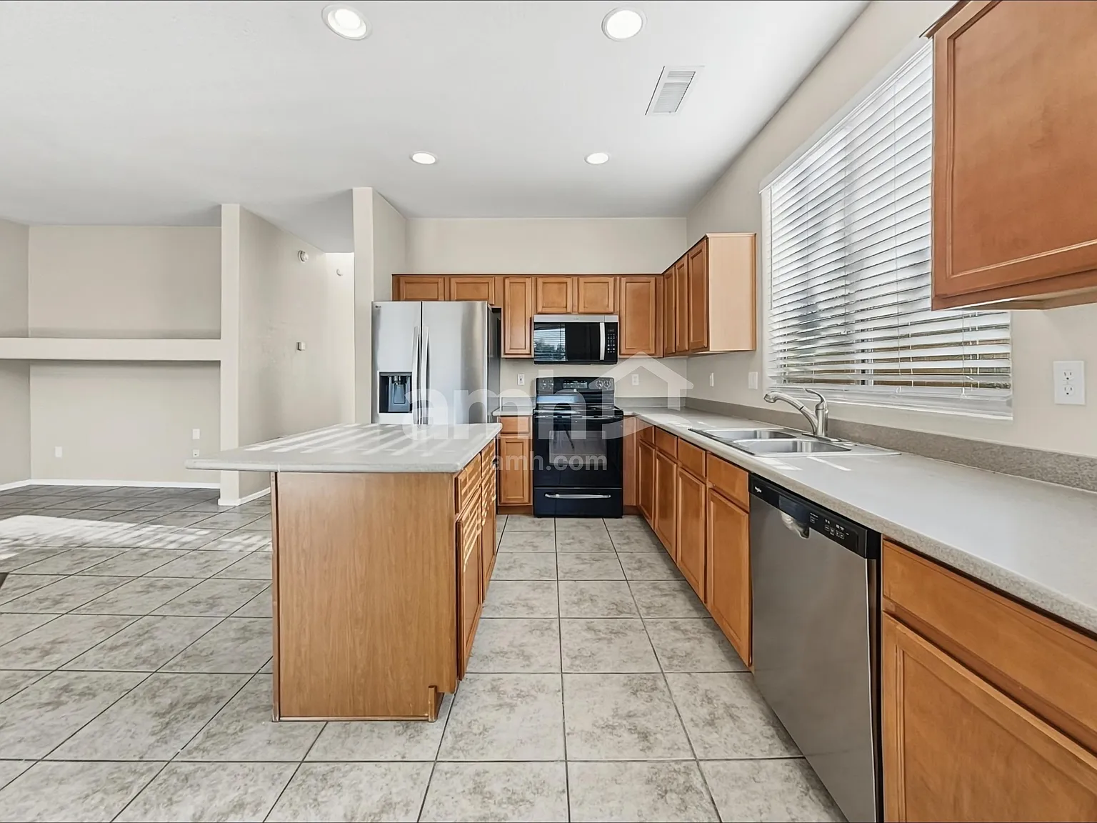 3 bed, 3.0 bath, 2294 sqft, $2,200 — Photo 3