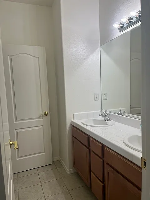 4 bed, 2.5 bath, 2000 sqft, $850 — Photo 4
