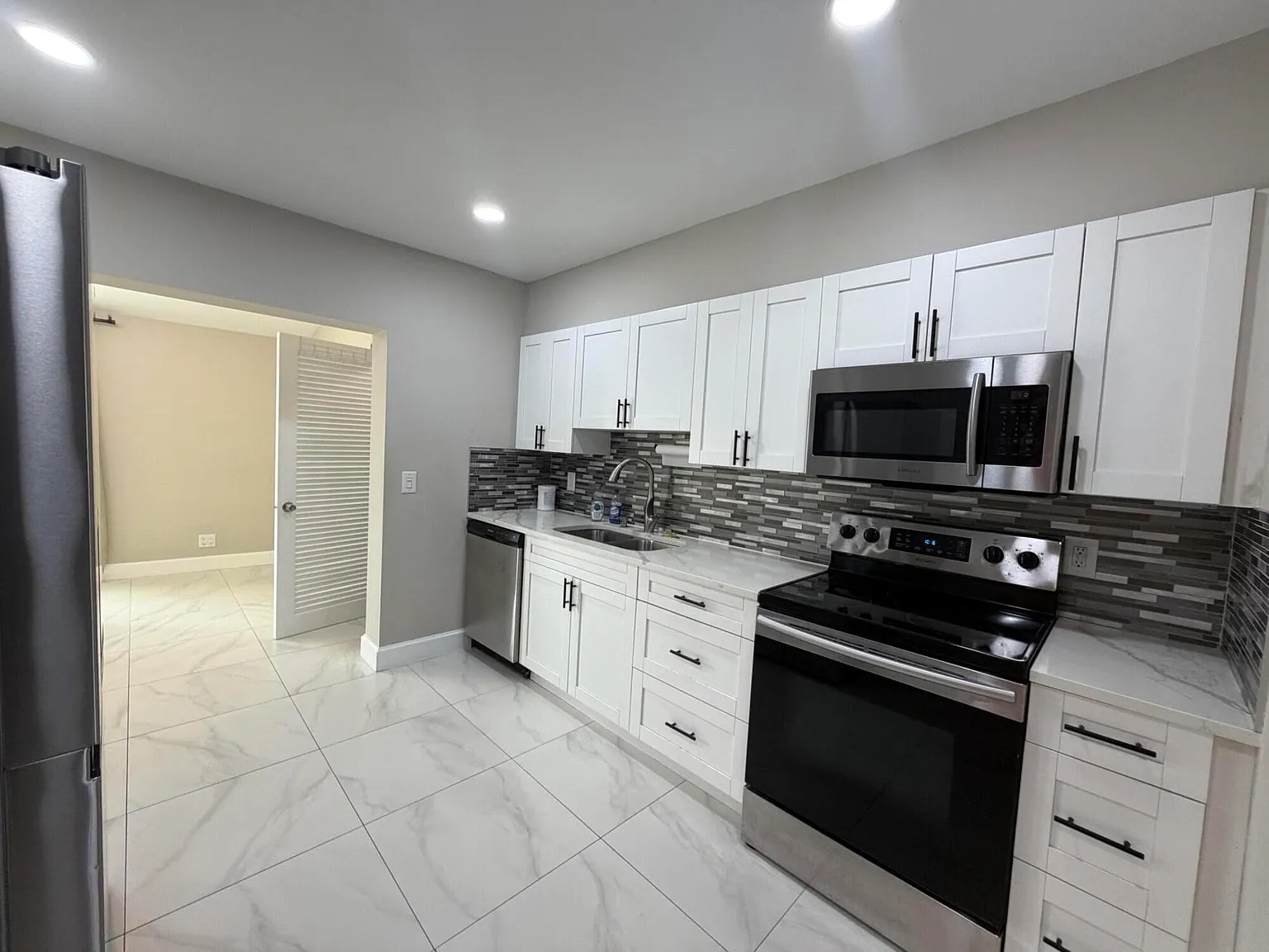 2 bed, 1.0 bath, 917 sqft, $2,400 — Photo 2