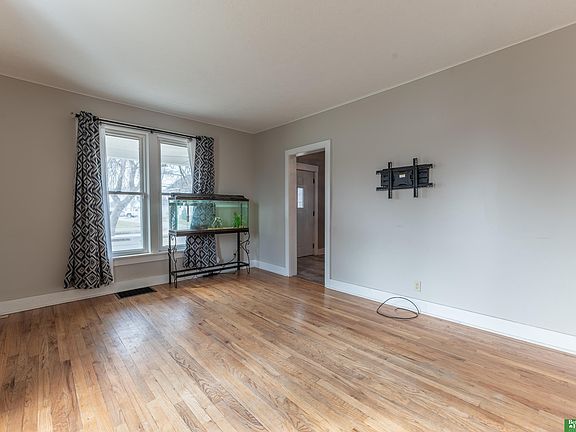 5th image of 940 E 6th St