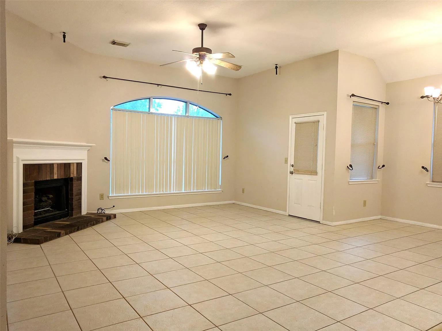 3 bed, 1837 sqft, $2,050 — Photo 4