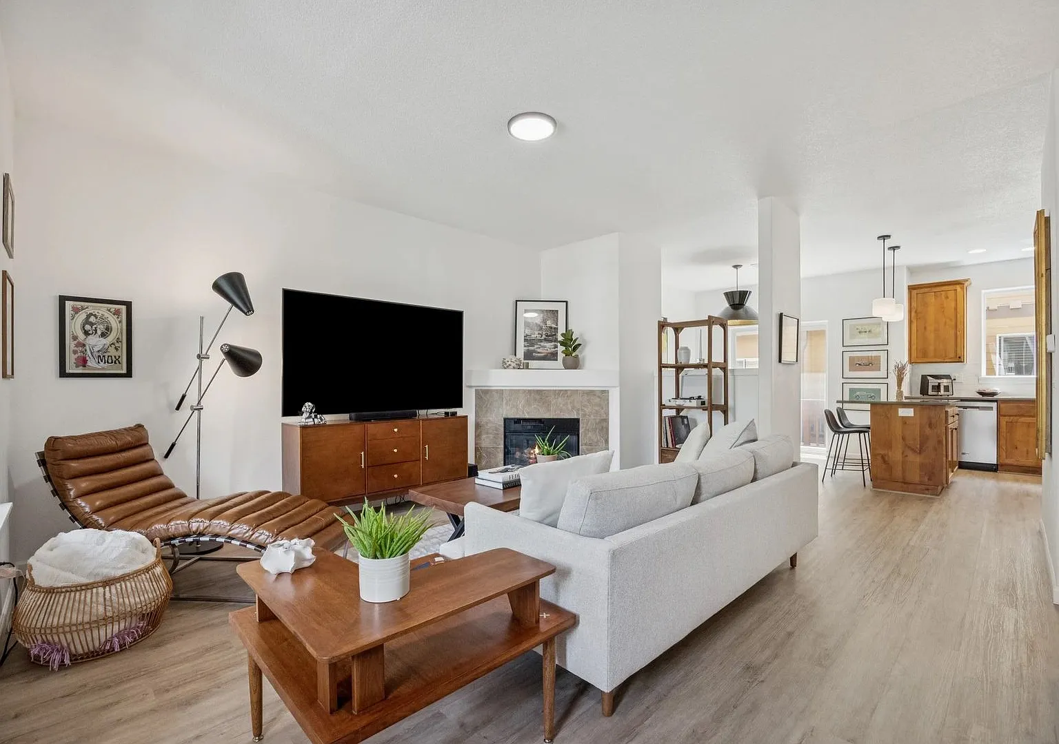 Spacious 3 story townhouse w/ 2 car garage and a Bonus Room — Photo 1