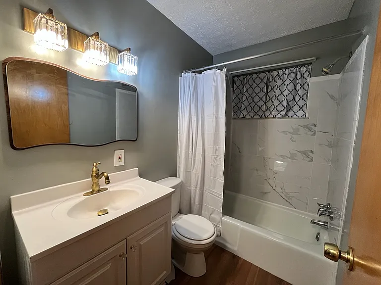 8-2431 Northland St #8 — Photo 3