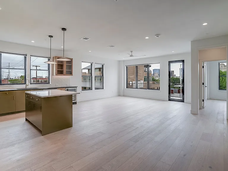309 W Daggett Ave #205 — Photo 1