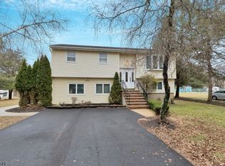 62 Ninth St, Flagtown, NJ 08821