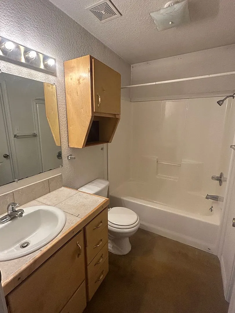 Perfect Elm Mott Duplex — Photo 1