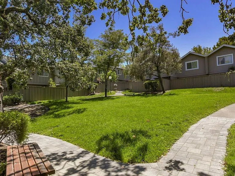 1263 Valley Oak Ct #E — Photo 17