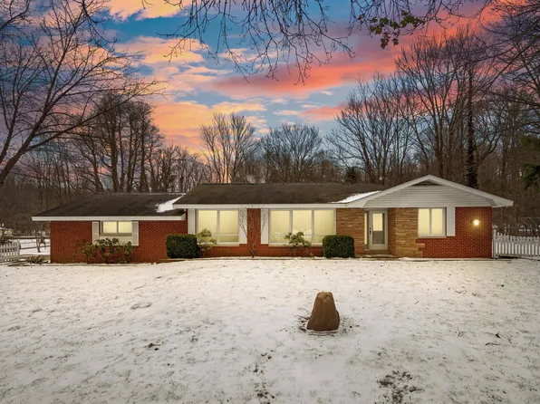 2095 Lakeshore Dr, Fennville, MI 49408