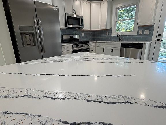 5th image of 310 Sandy Ln