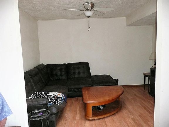 5th image of 944 Elm Dr