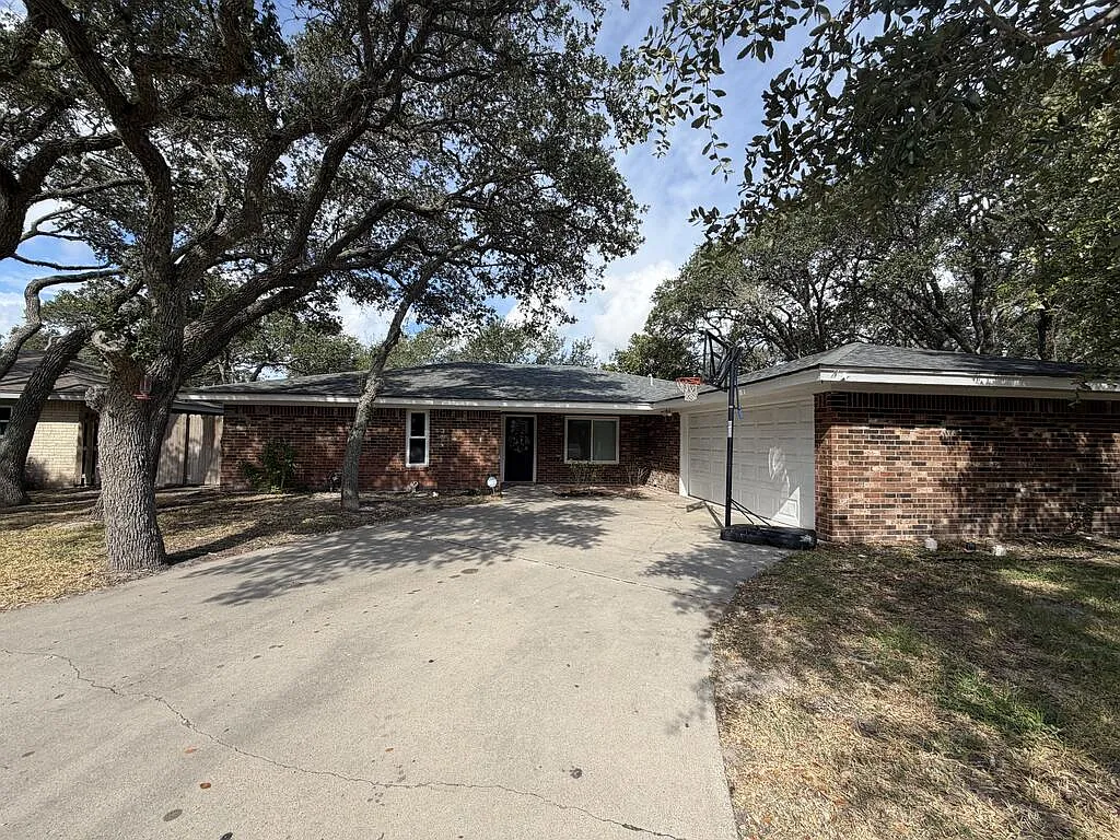 4 bed, 2.0 bath, 1586 sqft, $2,300 — Photo 2