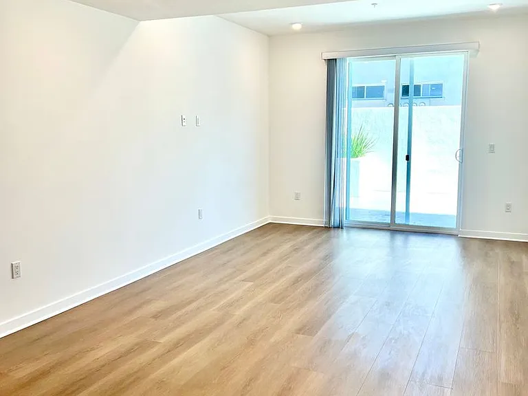 14333 Sylvan St — Photo 45