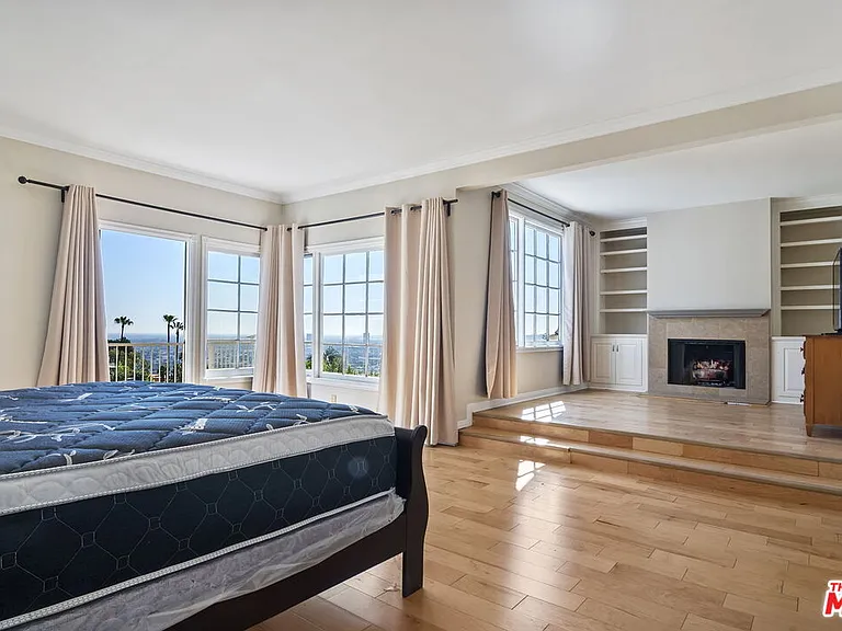 1478 Sunset Plaza Dr — Photo 12