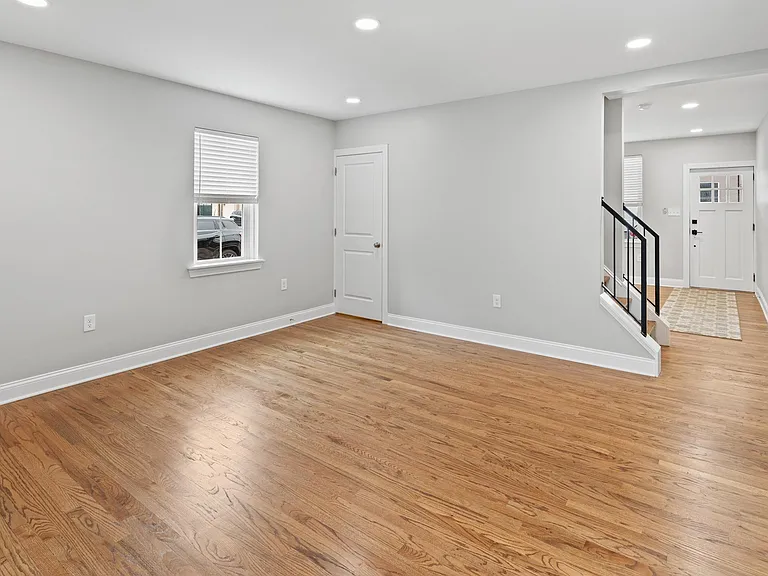 731 E Elm St — Photo 8