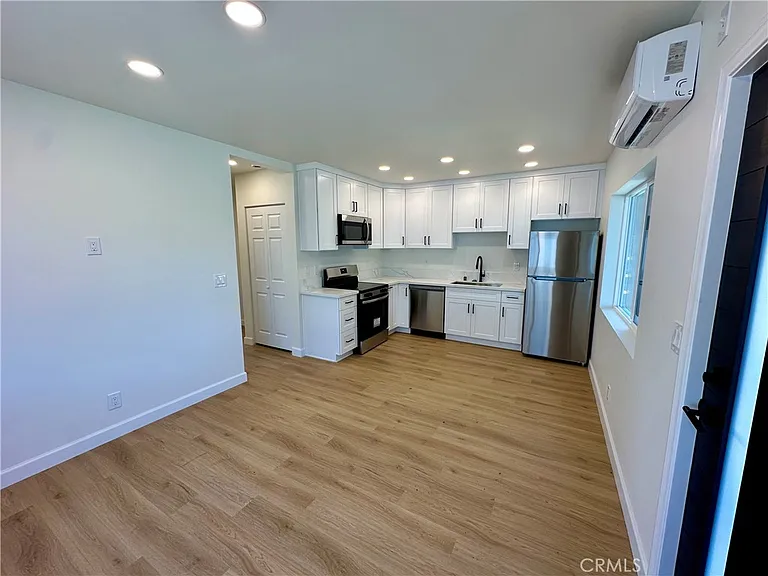 1944 W Valencia Dr — Photo 3