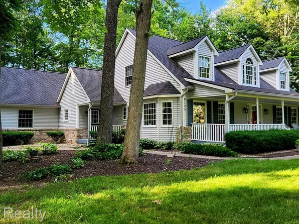8123 Baypointe Dr, Brighton, MI 48114