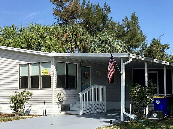 Side view - Home is situated on beautiful lot