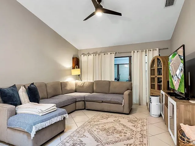 4335 Palm Forest Dr N — Photo 4