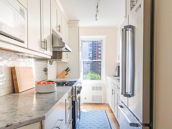 5th image of 150 E 61st St APT 10C