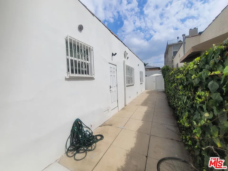 Building Photo - 816 1/2 N McCadden Pl