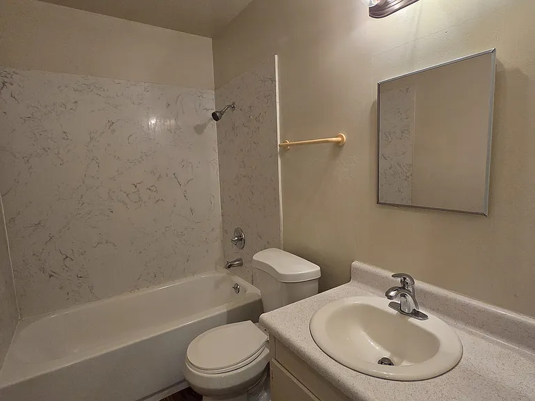 715 10th St #D — Photo 10