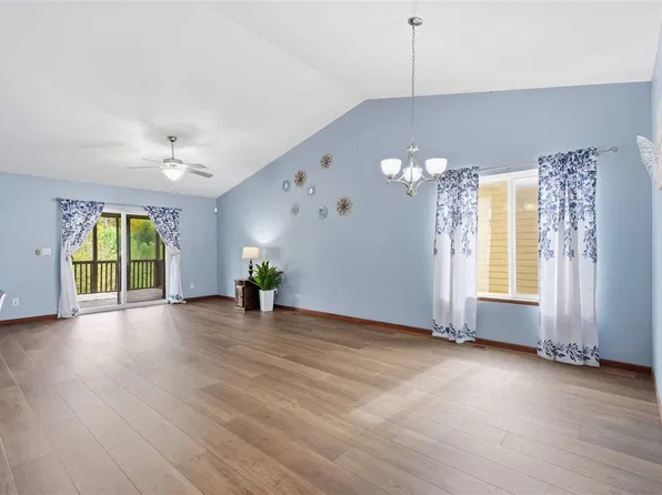 815 10th Avenue Pl, Coralville, IA 52241