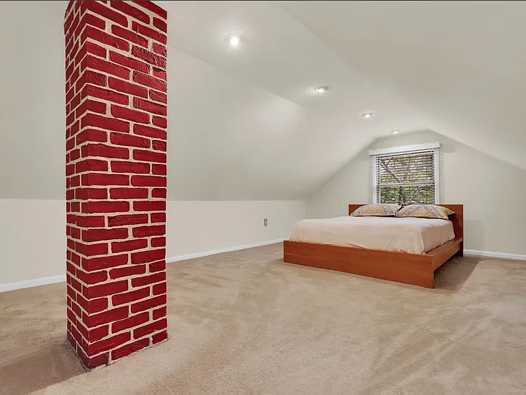 Upstairs large room with closeth and working space