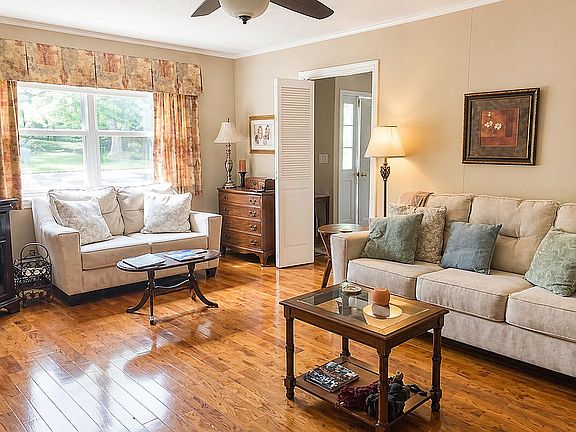 2nd image of 112 S Azalea Dr