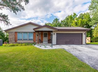 410 Hartwood Ln, Hartland, WI 53029
