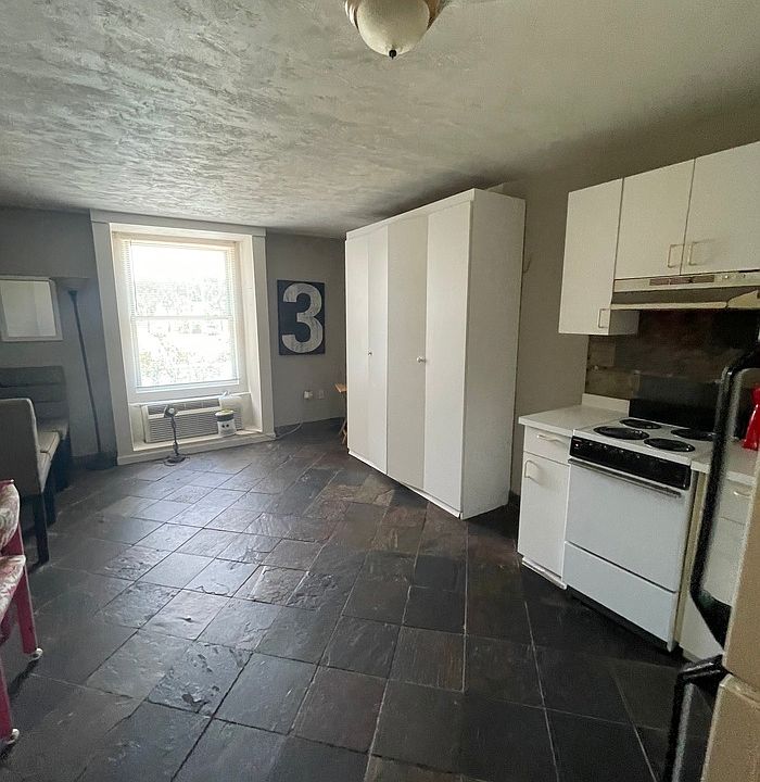 1st image of 210 E Garden St #210