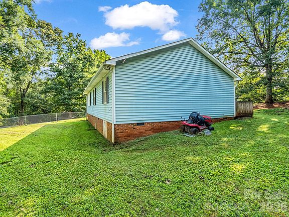 4th image of 151 W Melissa Ln