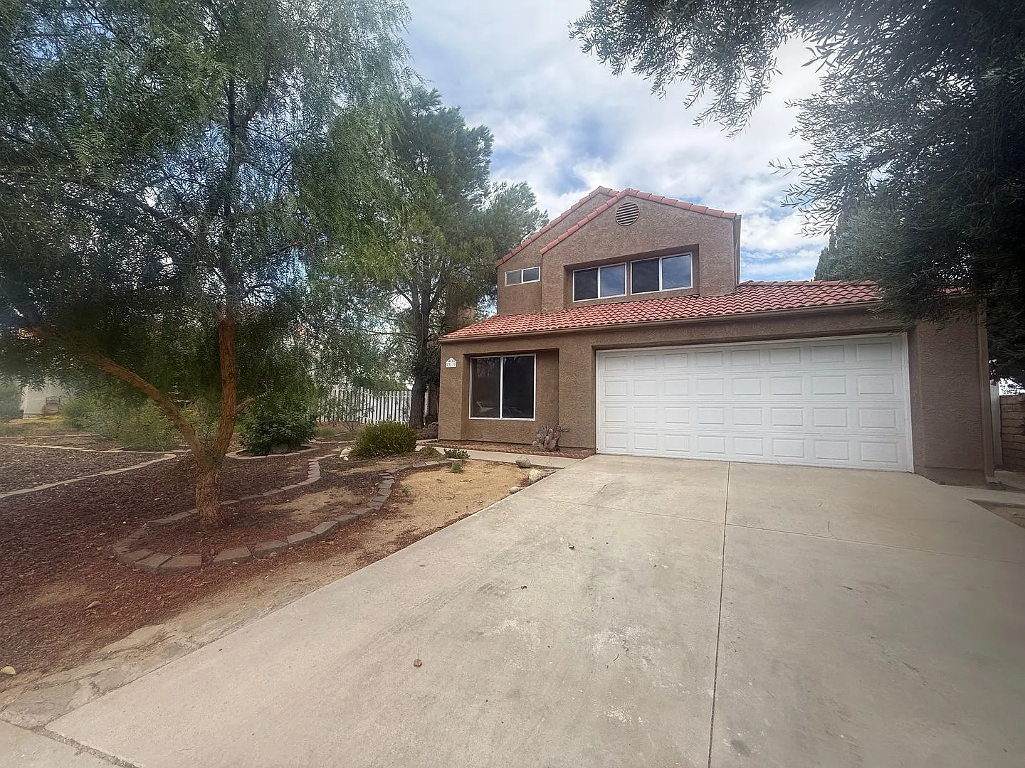 West Palmdale 4 Bedroom + 3 Bathroom !! — Photo 1