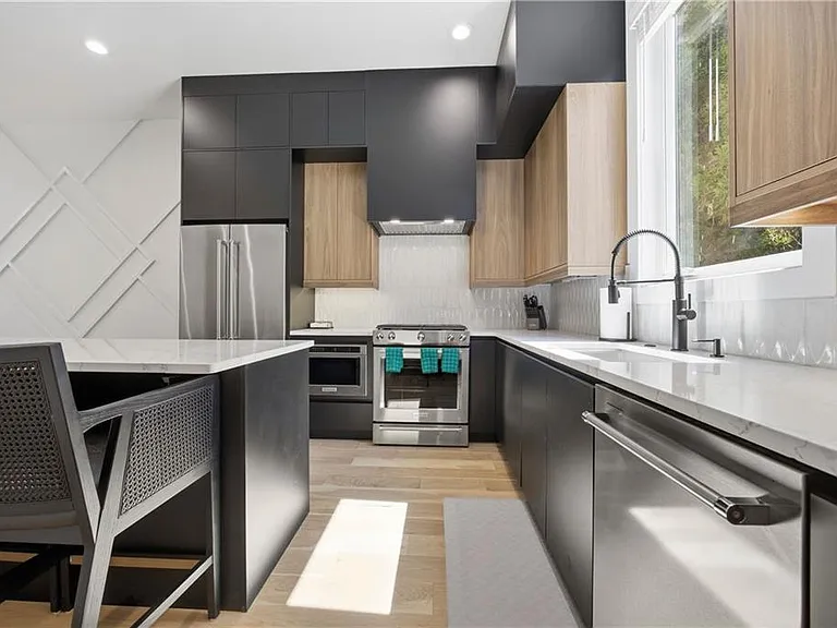 Markham St SW — Photo 11