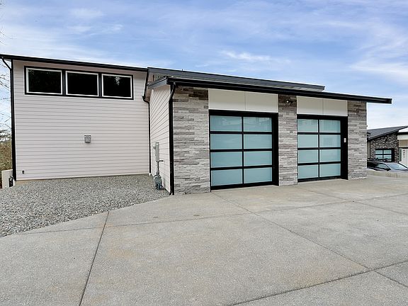 3-Car Garage w Parking