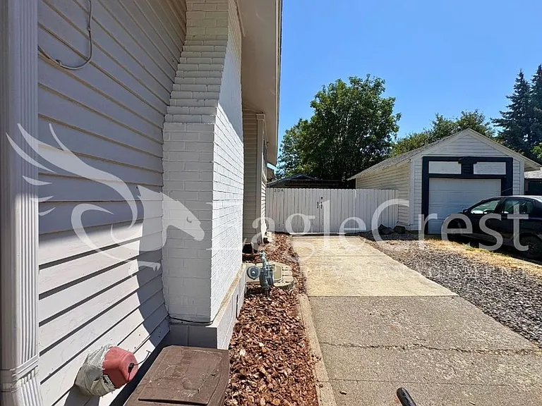 304 S Division St — Photo 5