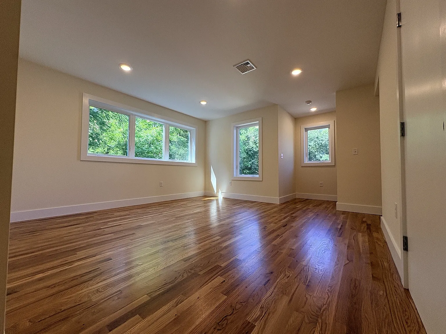 4 bed, 1.5 bath, 1358 sqft, $4,500 — Photo 4