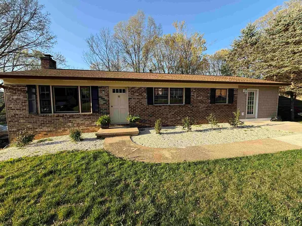 696 Gloria Pl, Staunton, VA 24401