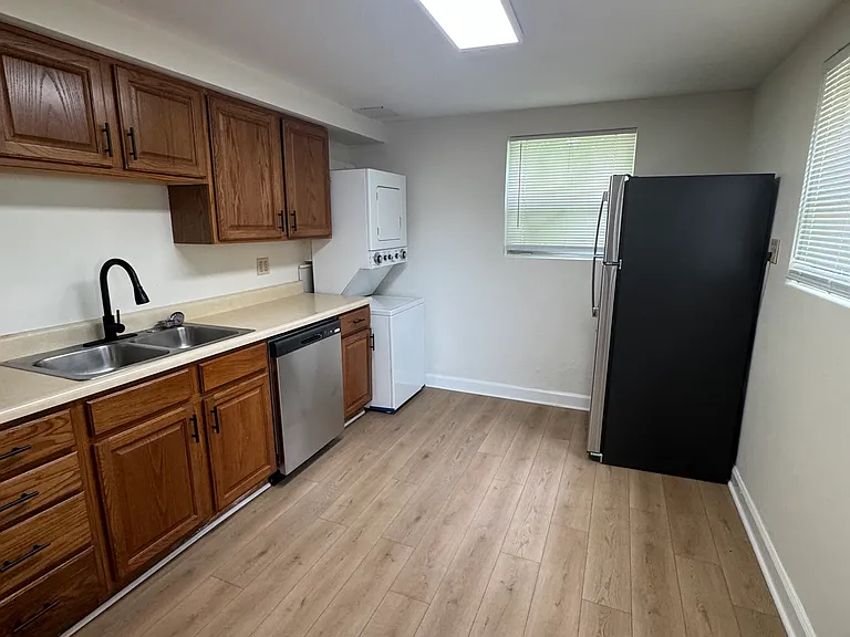 1504 Parkade Blvd #A — Photo 1