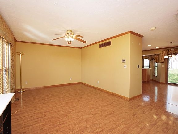3rd image of 105 Hidden Hills Dr