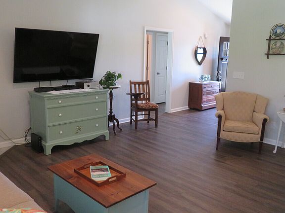 5th image of 291 Crestwood Ave