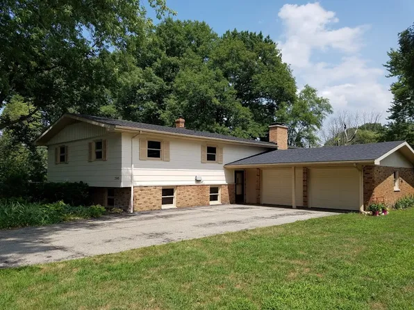 1565 N Teakwood Dr, Stevensville, MI 49127