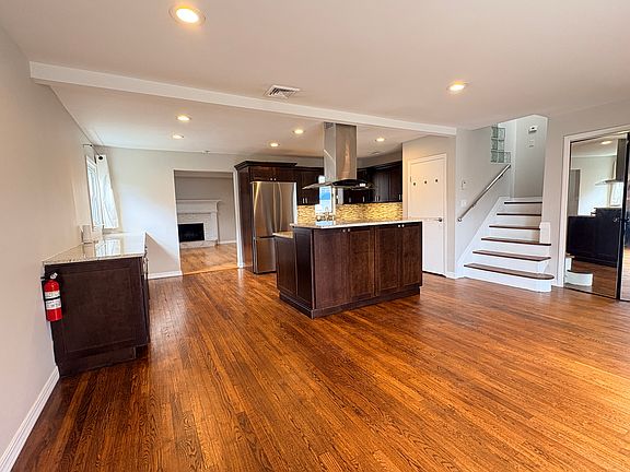 3rd image of 32 Garnet Ln