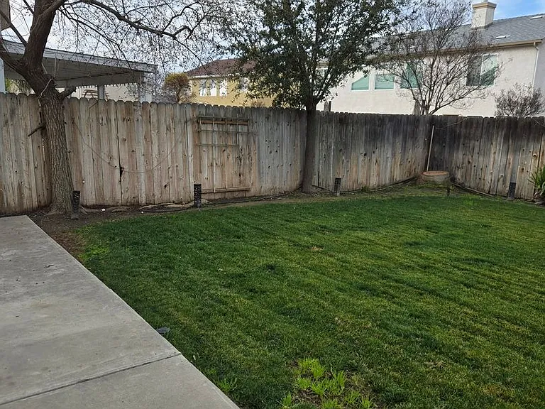 647 Vista Ct — Photo 13
